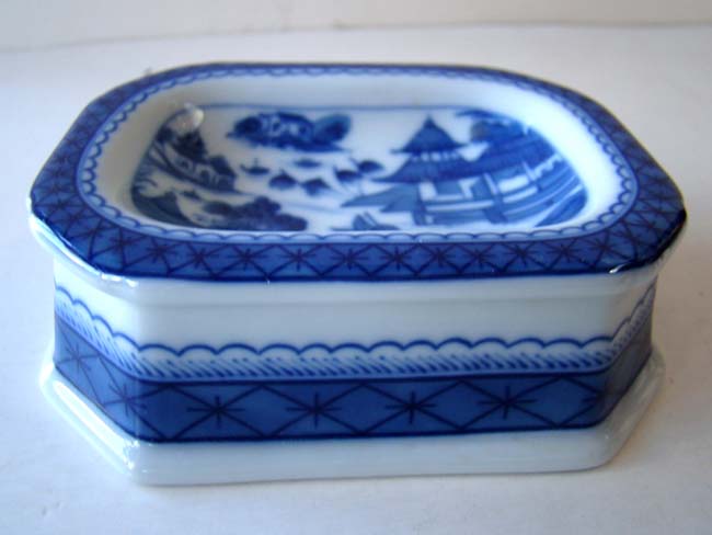 A Mottahedeh "CANTON" porcelain 41 piece dinner service, 20th century — image 6